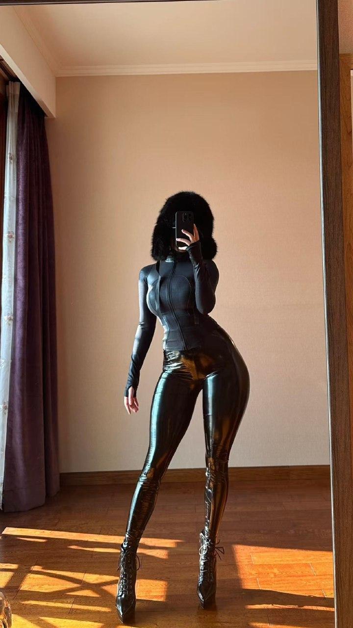 俏妞qiaoniuTT – 完美身材比例一身皮质【35P】